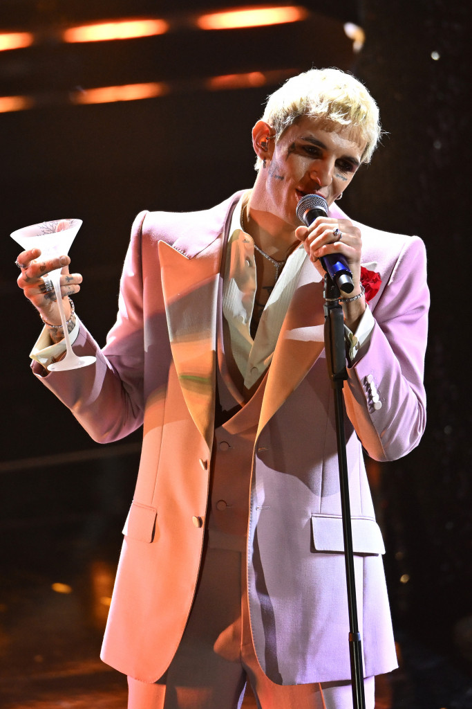 Achille Lauro con in mano una coppa di Belvedere Martini (Photo by Daniele Venturelli/Getty Images)
