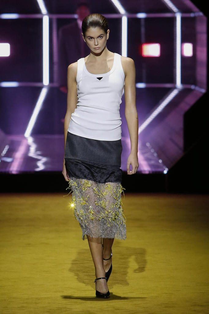 sfilata prada collezione donna autunno inverno milano fashion week