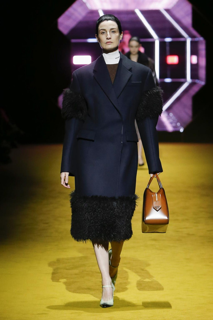 sfilata prada collezione donna autunno inverno milano fashion week