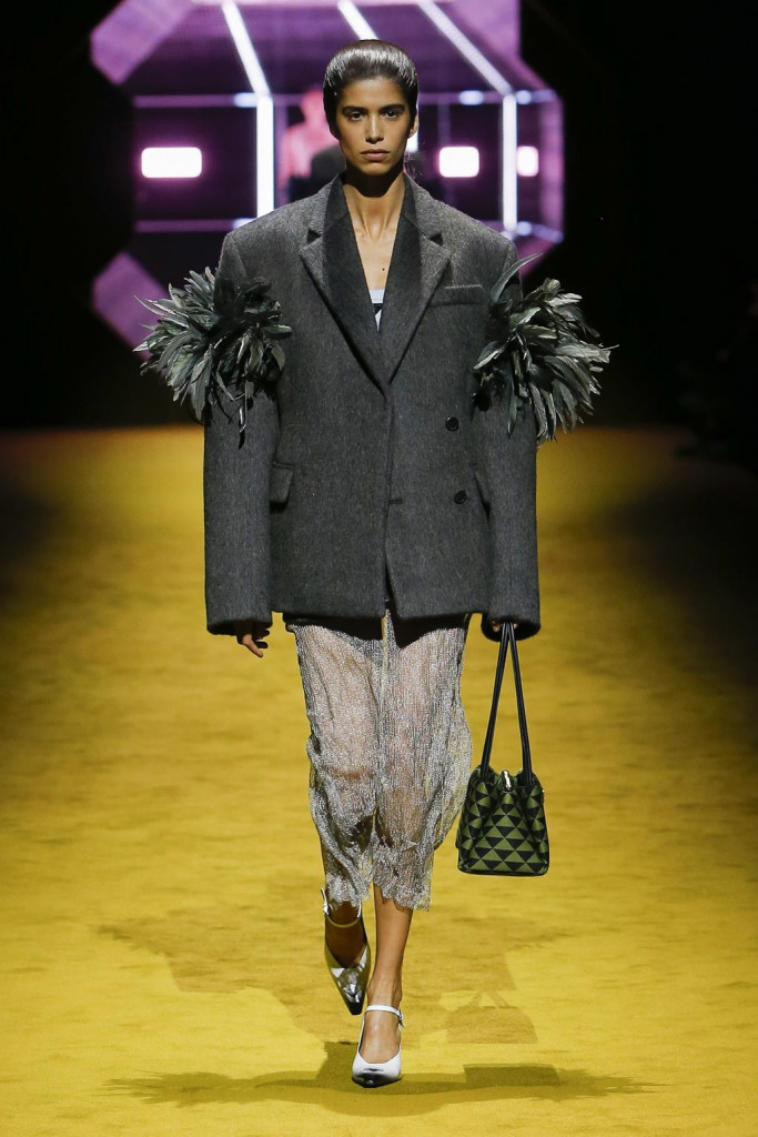 sfilata prada collezione donna autunno inverno milano fashion week