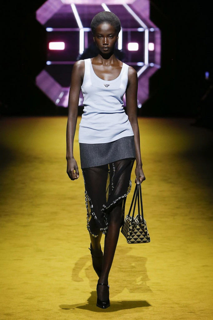 sfilata prada collezione donna autunno inverno milano fashion week