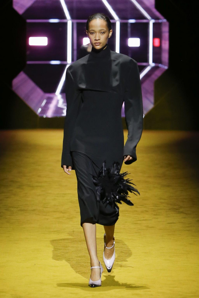 sfilata prada collezione donna autunno inverno milano fashion week