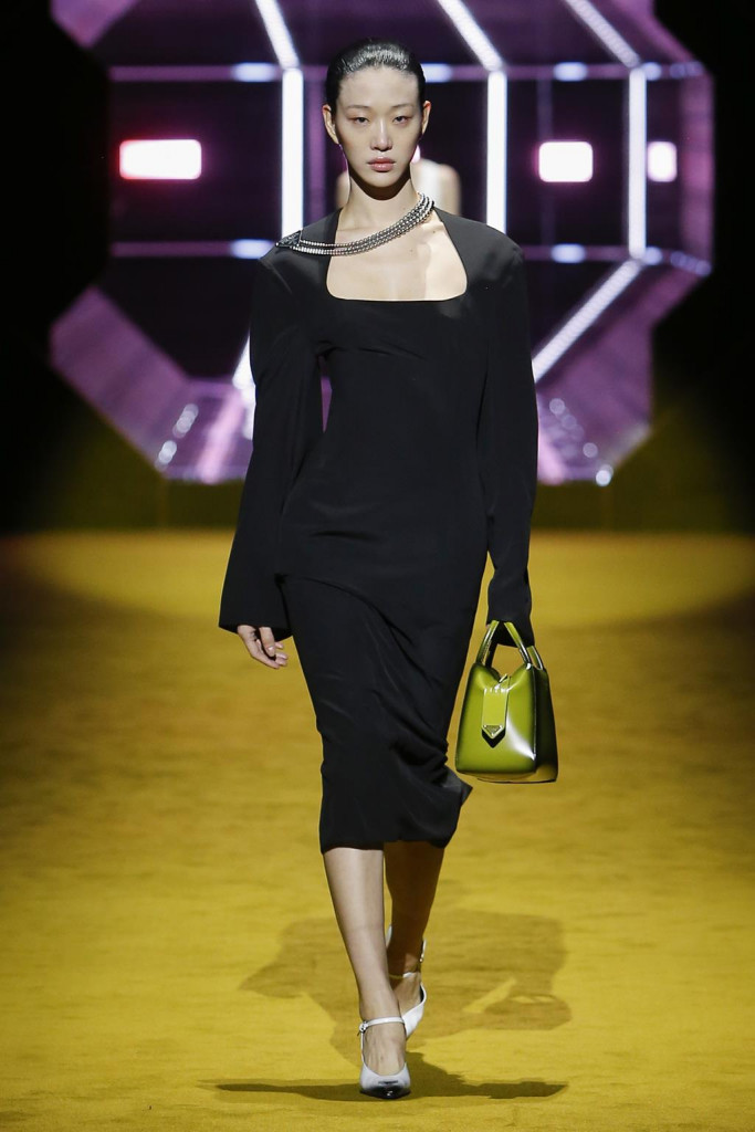sfilata prada collezione donna autunno inverno milano fashion week