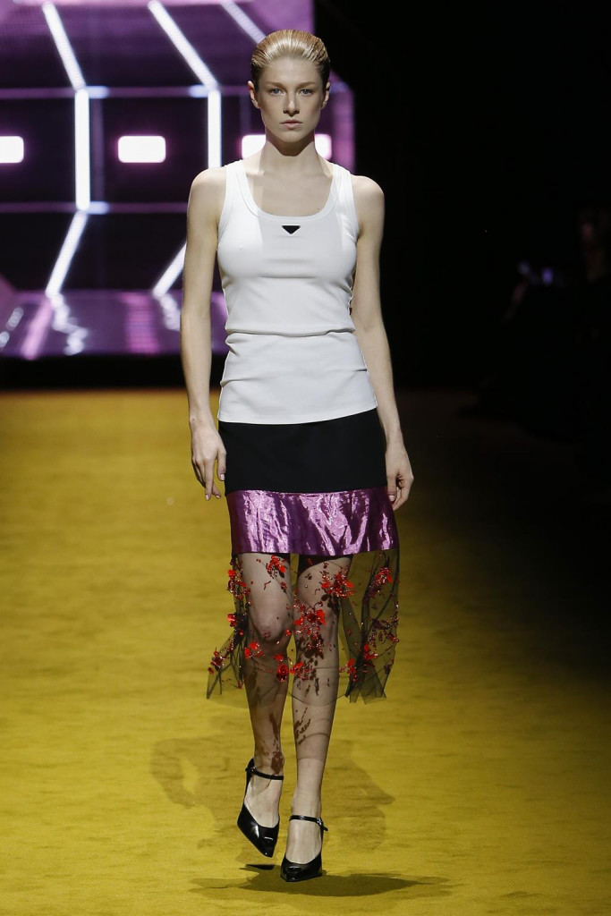 sfilata prada collezione donna autunno inverno milano fashion week