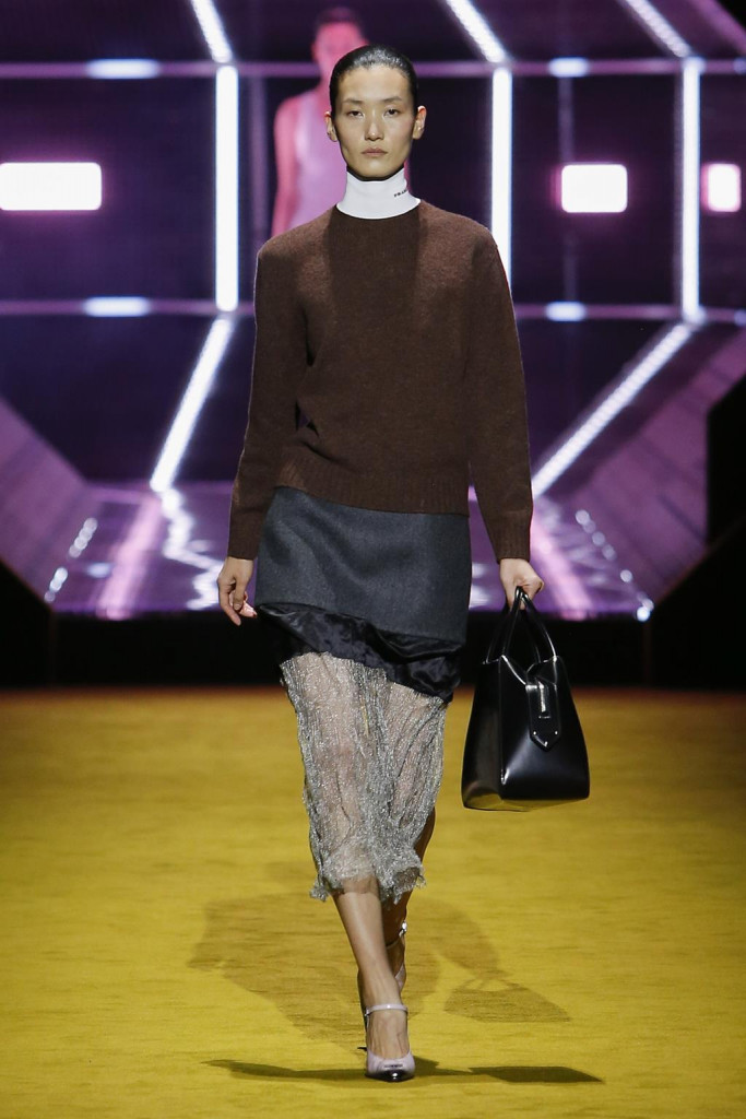 sfilata prada collezione donna autunno inverno milano fashion week