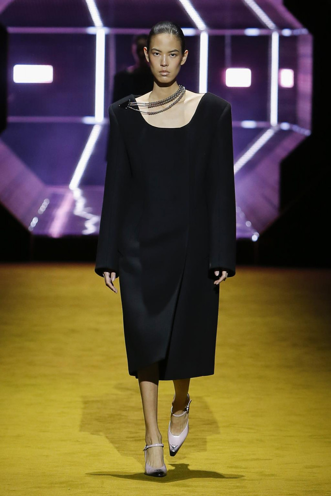 sfilata prada collezione donna autunno inverno milano fashion week