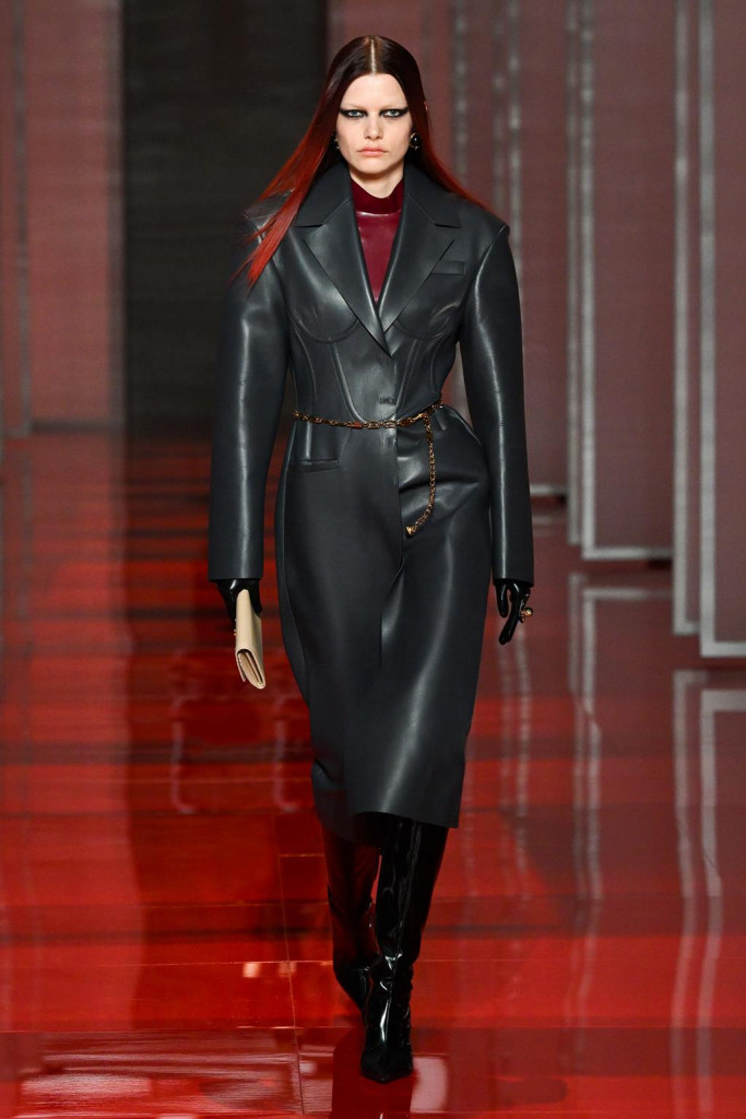 sfilata versace collezione donna autunno inverno milano fashion week