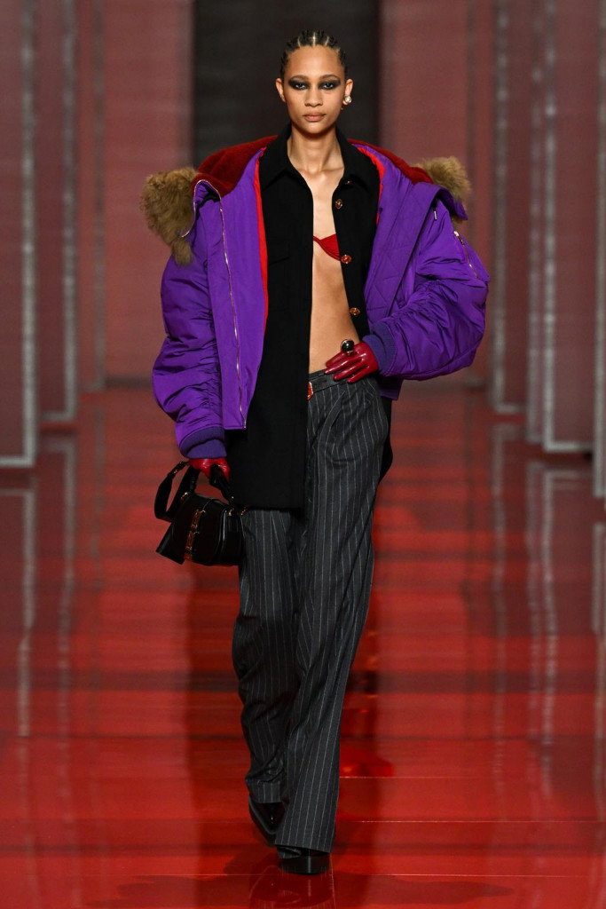 sfilata versace collezione donna autunno inverno milano fashion week