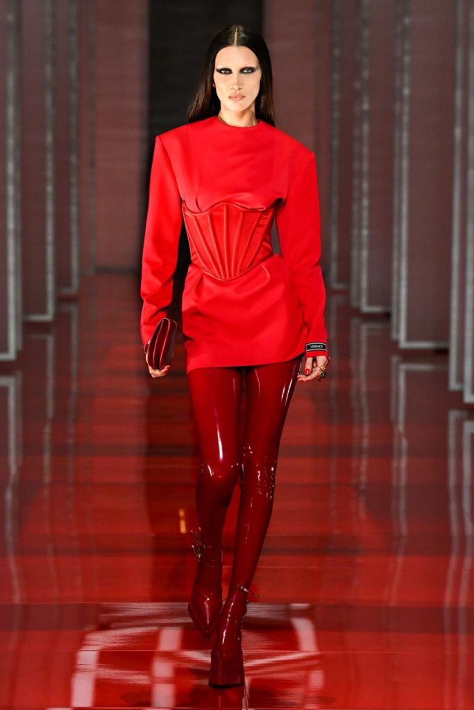 sfilata versace collezione donna autunno inverno milano fashion week