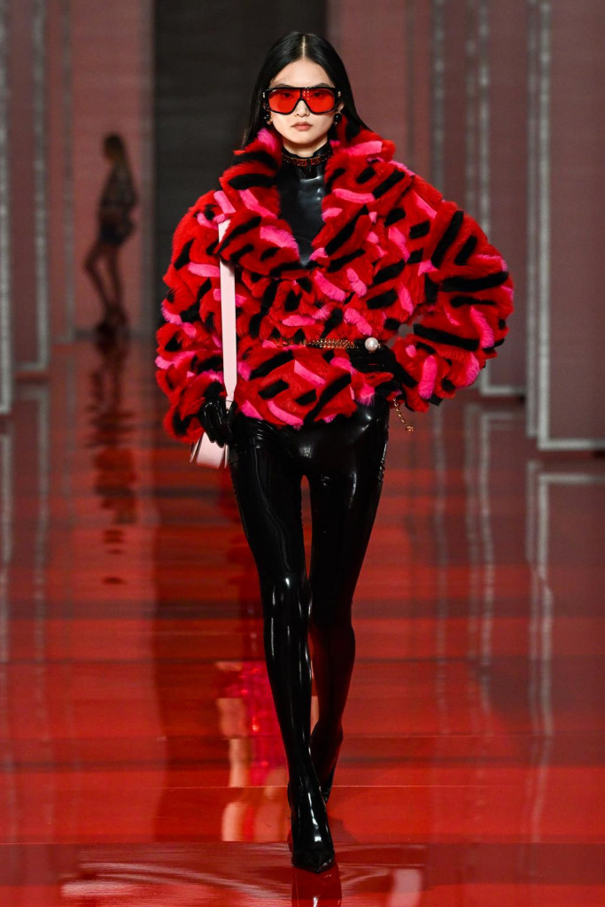 sfilata versace collezione donna autunno inverno milano fashion week