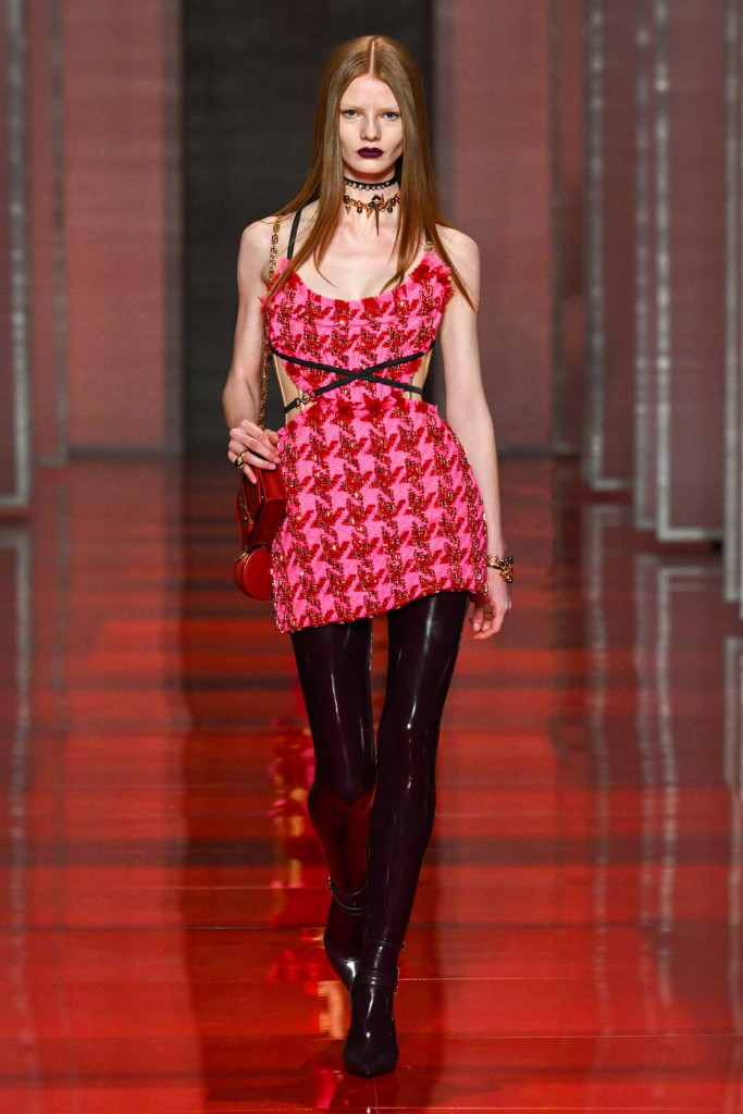 sfilata versace collezione donna autunno inverno milano fashion week