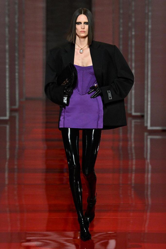 sfilata versace collezione donna autunno inverno milano fashion week