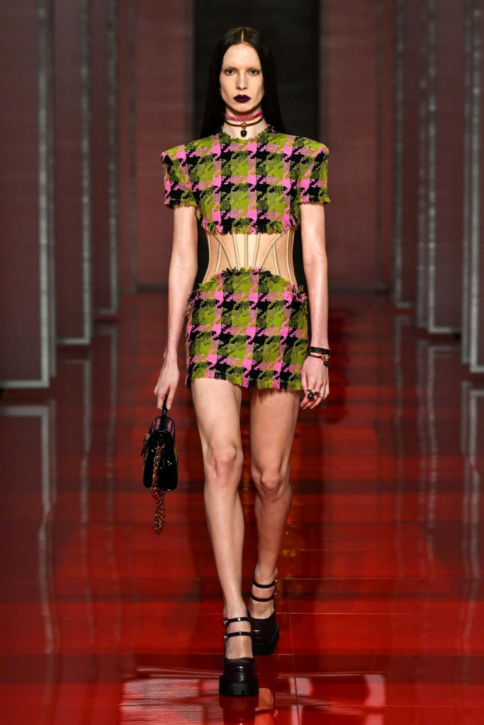 sfilata versace collezione donna autunno inverno milano fashion week