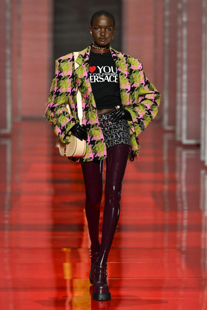 sfilata versace collezione donna autunno inverno milano fashion week