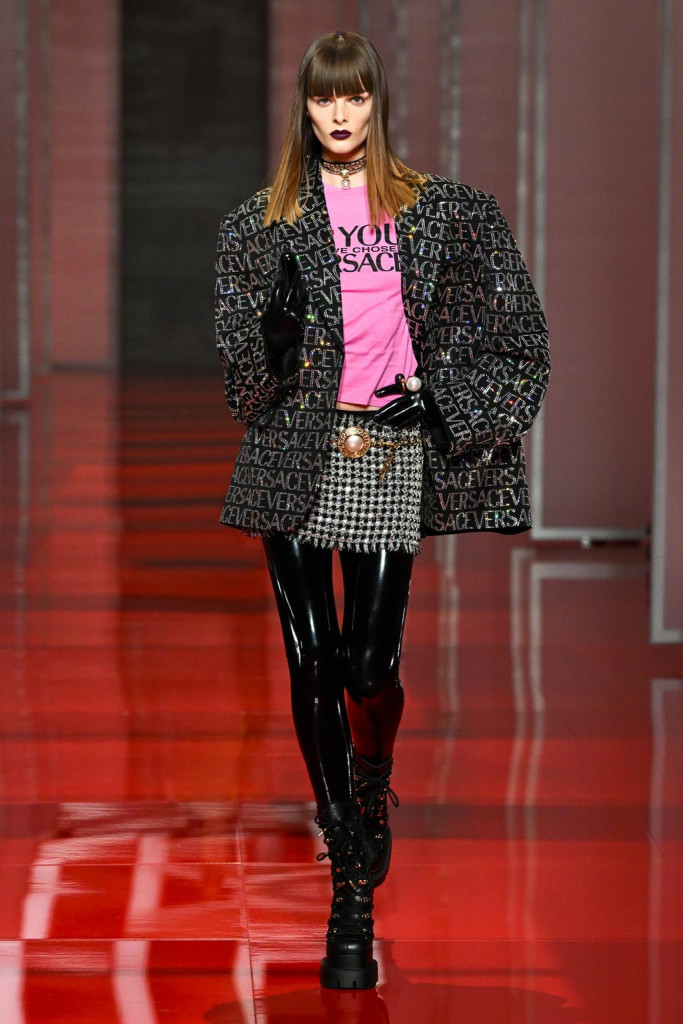 sfilata versace collezione donna autunno inverno milano fashion week