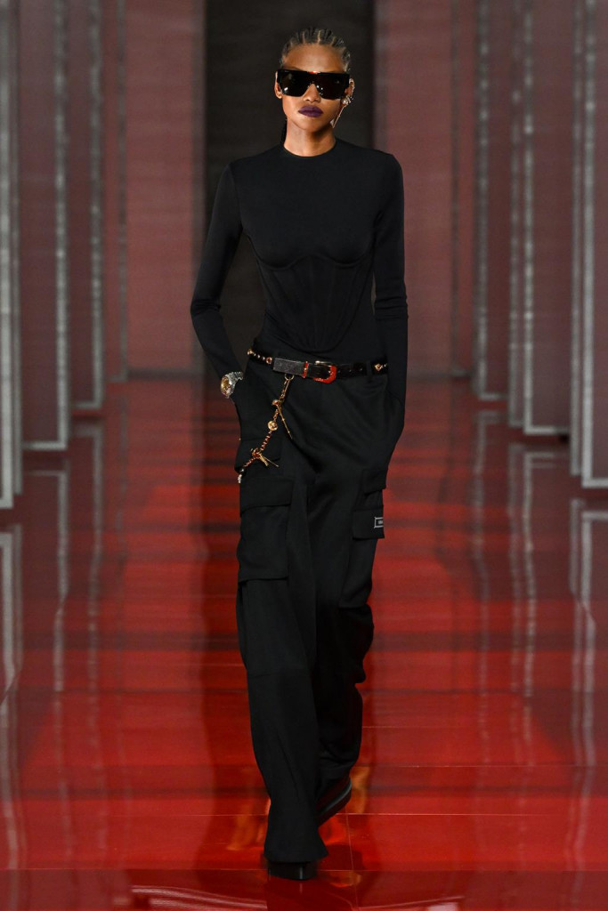 sfilata versace collezione donna autunno inverno milano fashion week