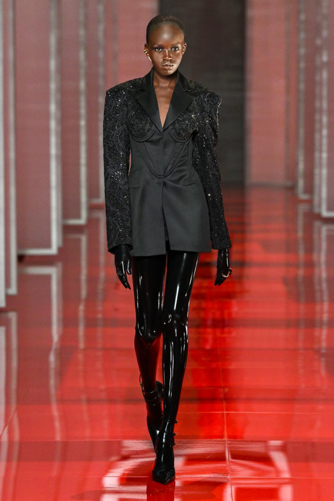 sfilata versace collezione donna autunno inverno milano fashion week