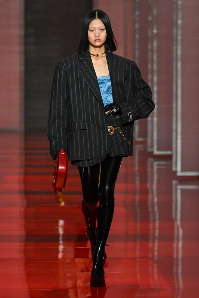 sfilata versace collezione donna autunno inverno milano fashion week