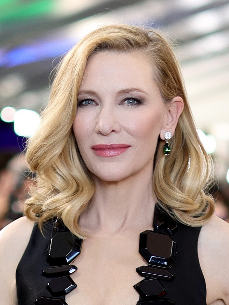 Cate Blanchett in Armani con trucco Armani Beauty