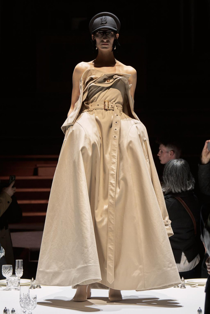 sfilata burberry donna autunno inverno