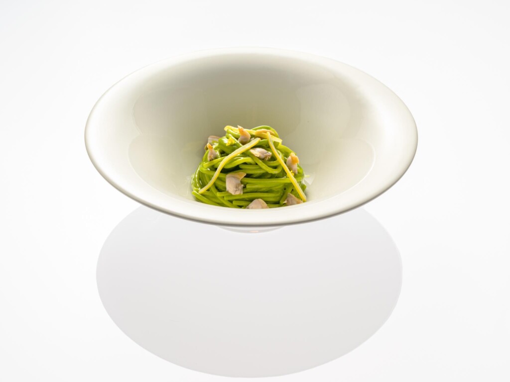 Spaghetti all'aglio orsino vongole veraci e limone salato
