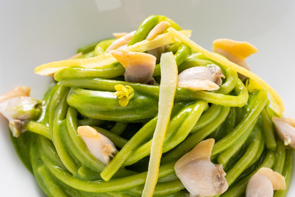 Spaghetti all'aglio orsino vongole veraci e limone salato