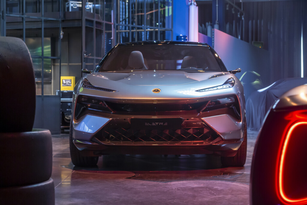 Lotus presenta le sue nuove auto completamente elettriche