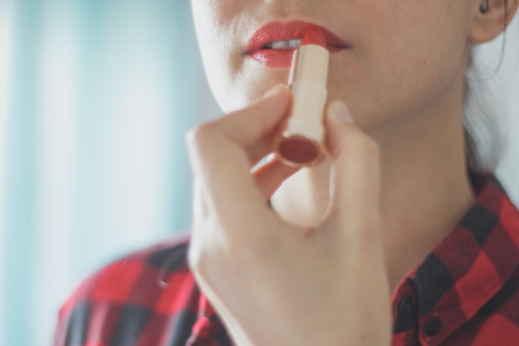 ragazza che si mette il rossetto