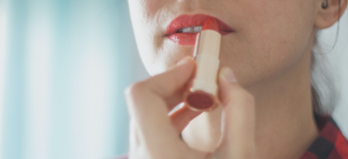 ragazza che si mette il rossetto