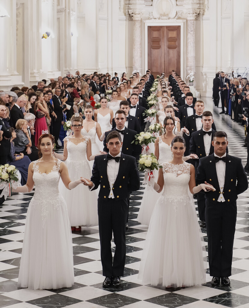 Scopri gli abiti da sogno di Carlo Pignatelli protagonisti al Gran Ballo della Venaria Reale 2023: Eleganza, Cultura e Solidarietà in un evento iconico.
