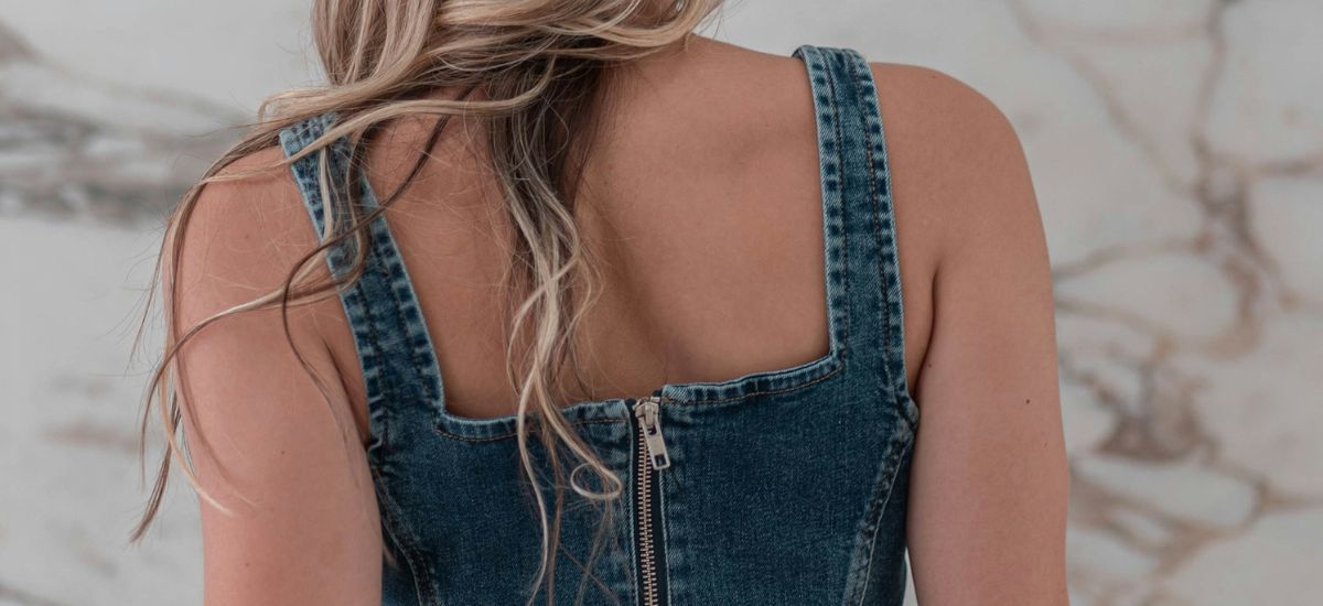 come-abbinare-un-abito-in-denim-3-modi-eleganti-e-chic