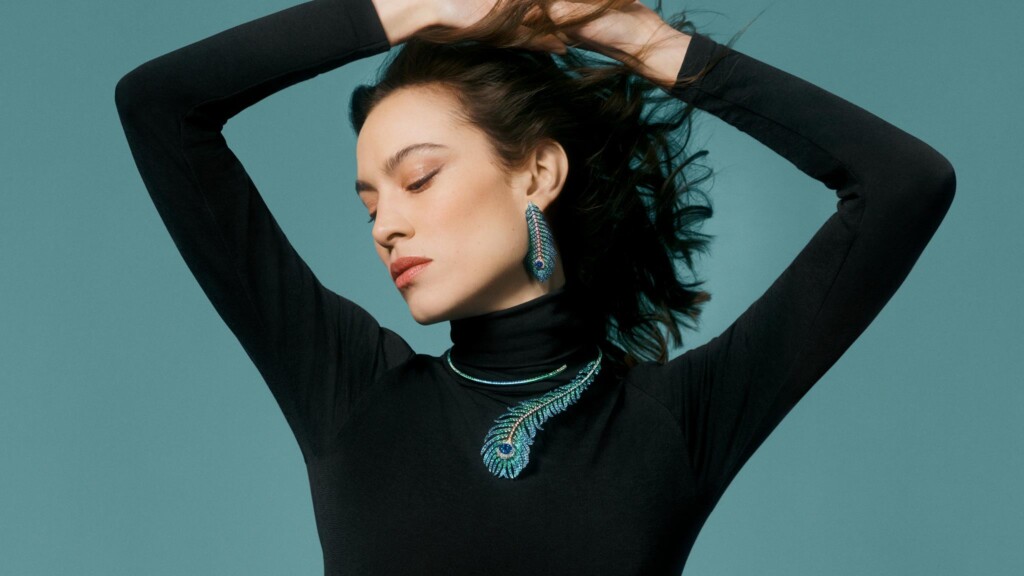 BOUCHERON Fall-Winter 2023 – 16-9 – Spread Your Wings x Alexa Chung - Plume de Paon titanium