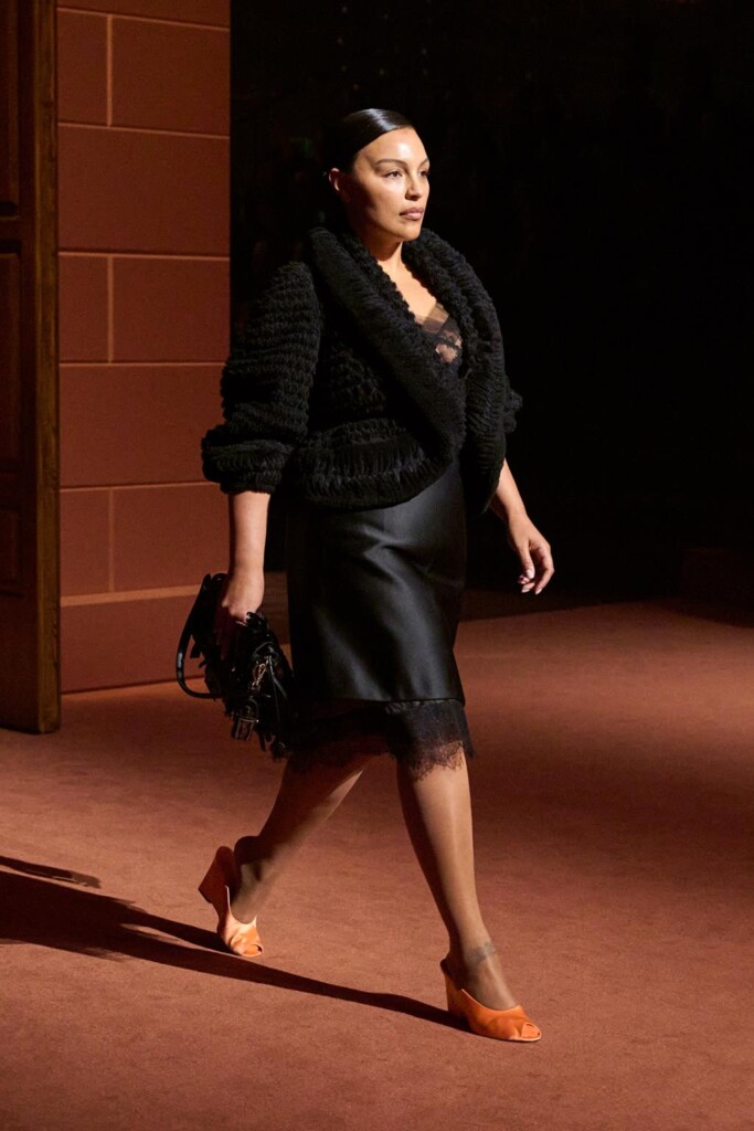 fendi donna nuova collezione sfilata milano moda donna per celebrare i 100 anni della maison italiana autunno inverno