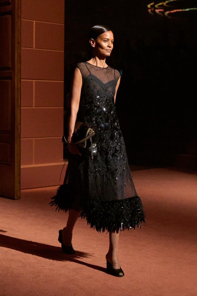 fendi donna nuova collezione sfilata milano moda donna per celebrare i 100 anni della maison italiana autunno inverno