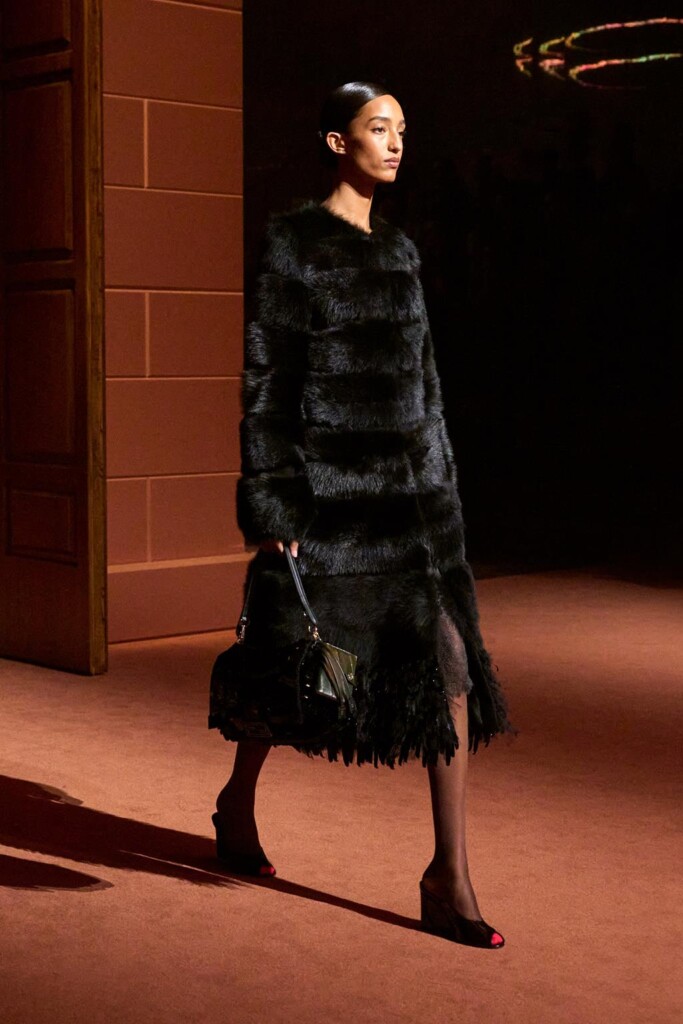 fendi donna nuova collezione sfilata milano moda donna per celebrare i 100 anni della maison italiana autunno inverno