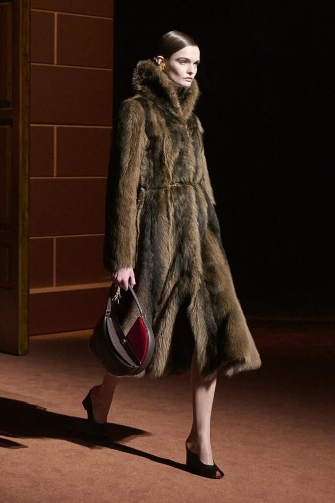 fendi donna nuova collezione sfilata milano moda donna per celebrare i 100 anni della maison italiana autunno inverno