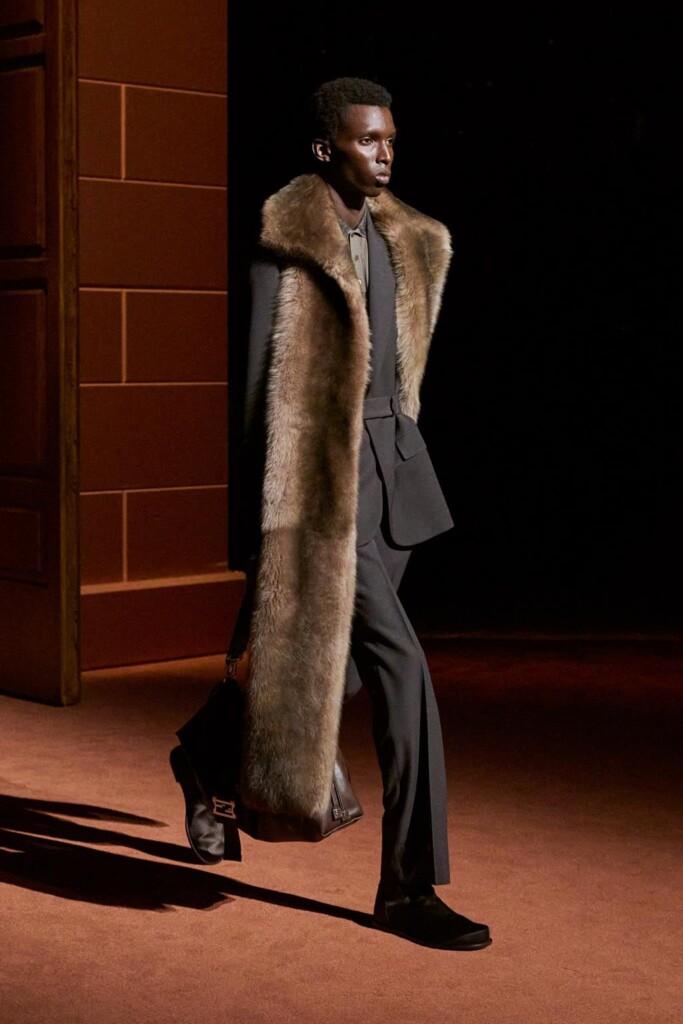 fendi donna nuova collezione sfilata milano moda donna per celebrare i 100 anni della maison italiana autunno inverno