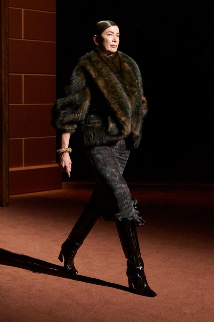 fendi donna nuova collezione sfilata milano moda donna per celebrare i 100 anni della maison italiana autunno inverno