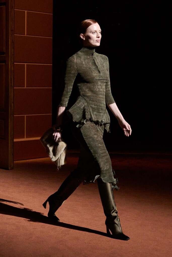 fendi donna nuova collezione sfilata milano moda donna per celebrare i 100 anni della maison italiana autunno inverno