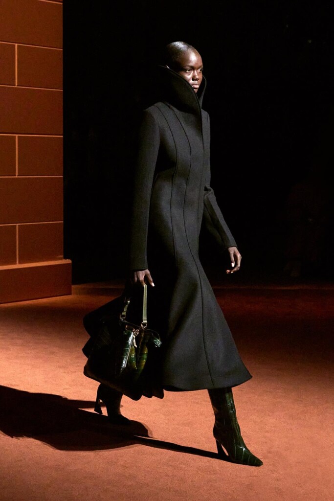 fendi donna nuova collezione sfilata milano moda donna per celebrare i 100 anni della maison italiana autunno inverno