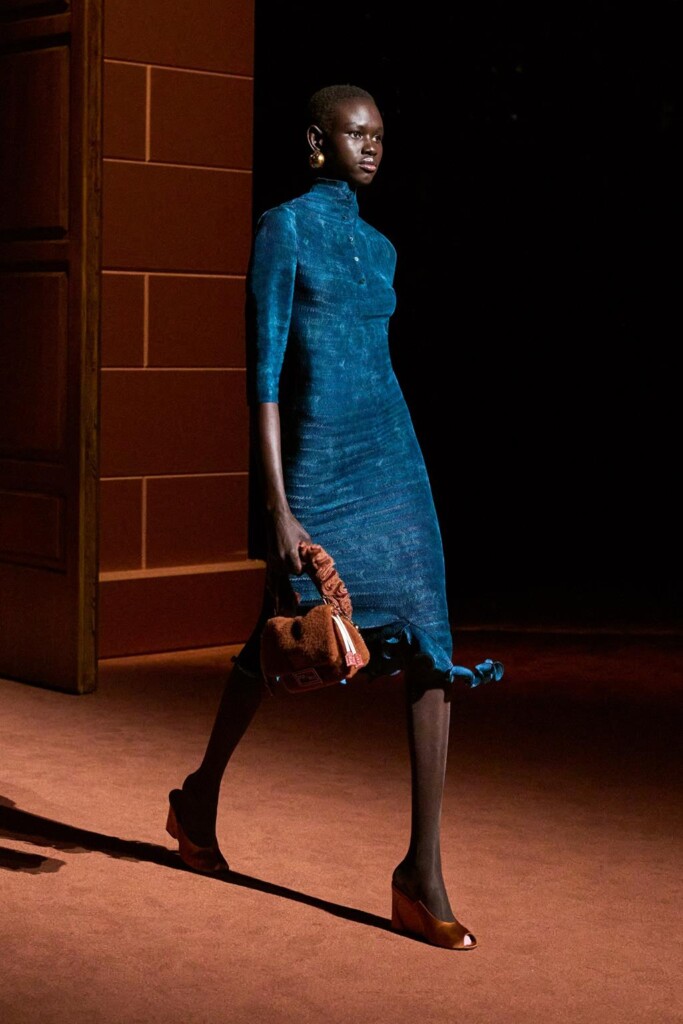 fendi donna nuova collezione sfilata milano moda donna per celebrare i 100 anni della maison italiana autunno inverno