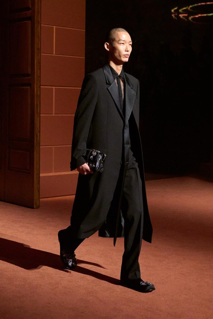 fendi donna nuova collezione sfilata milano moda donna per celebrare i 100 anni della maison italiana autunno inverno