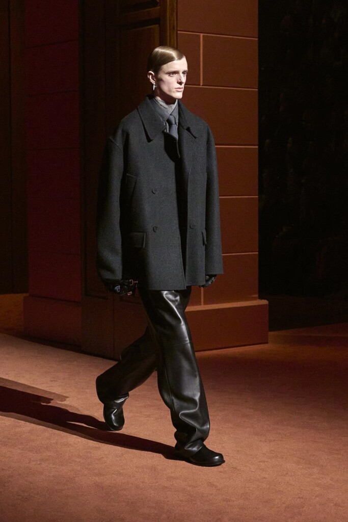 fendi donna nuova collezione sfilata milano moda donna per celebrare i 100 anni della maison italiana autunno inverno