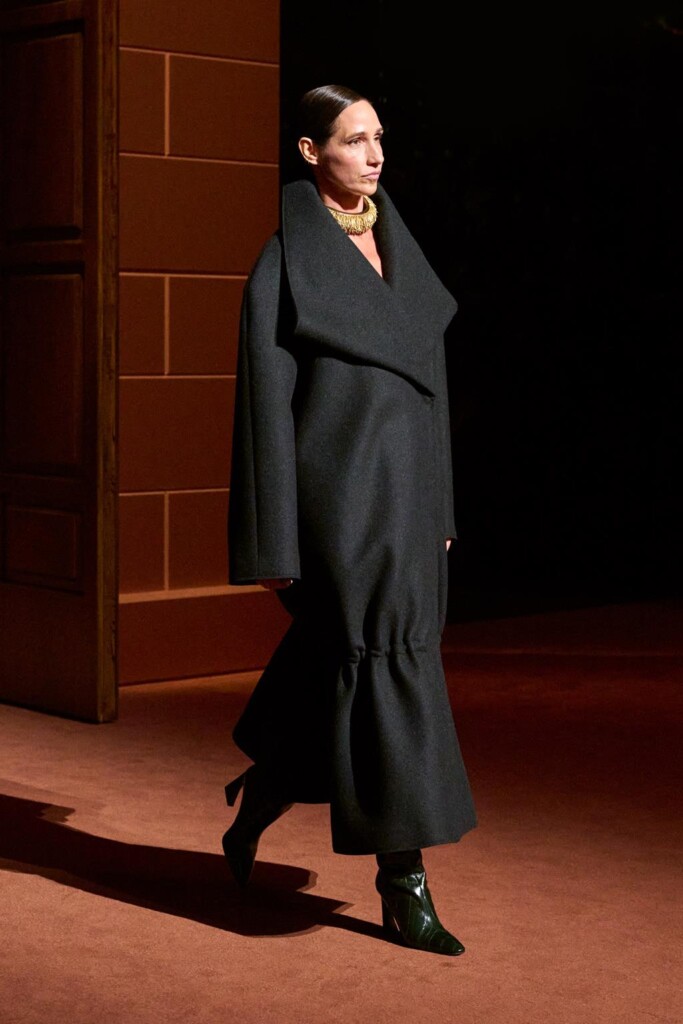 fendi donna nuova collezione sfilata milano moda donna per celebrare i 100 anni della maison italiana autunno inverno
