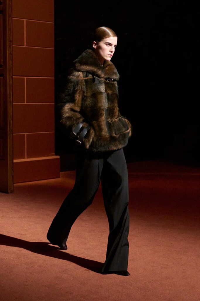 fendi donna nuova collezione sfilata milano moda donna per celebrare i 100 anni della maison italiana autunno inverno