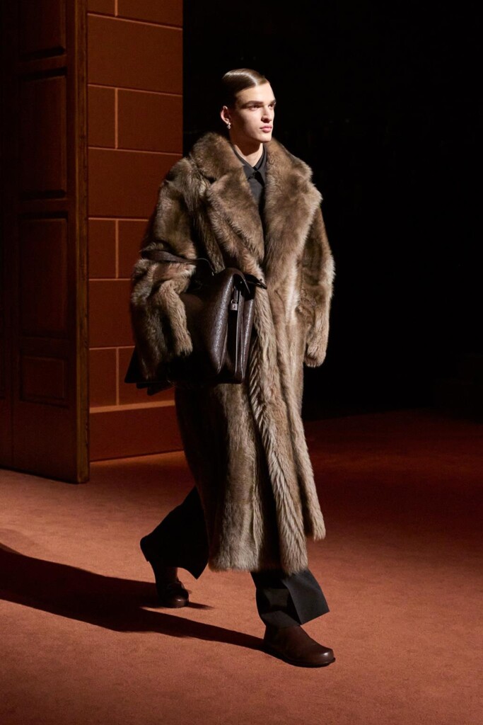 fendi donna nuova collezione sfilata milano moda donna per celebrare i 100 anni della maison italiana autunno inverno