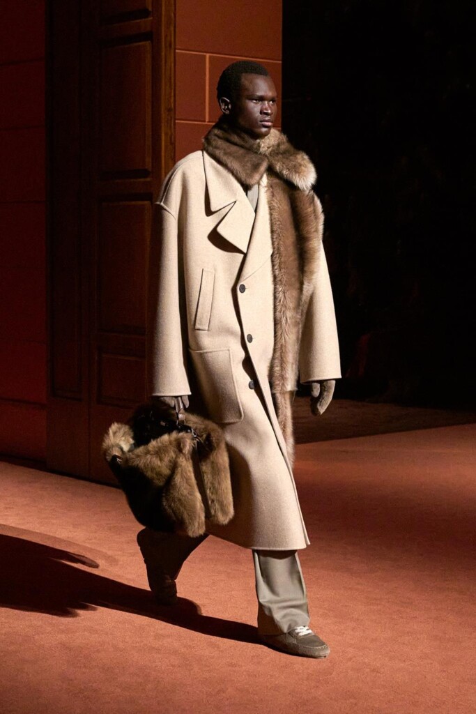 fendi donna nuova collezione sfilata milano moda donna per celebrare i 100 anni della maison italiana autunno inverno