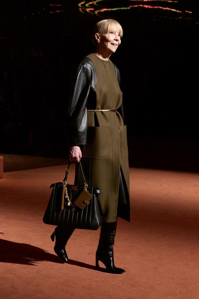 fendi donna nuova collezione sfilata milano moda donna per celebrare i 100 anni della maison italiana autunno inverno