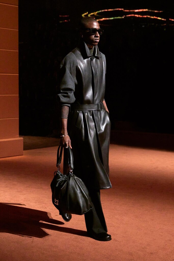 fendi donna nuova collezione sfilata milano moda donna per celebrare i 100 anni della maison italiana autunno inverno