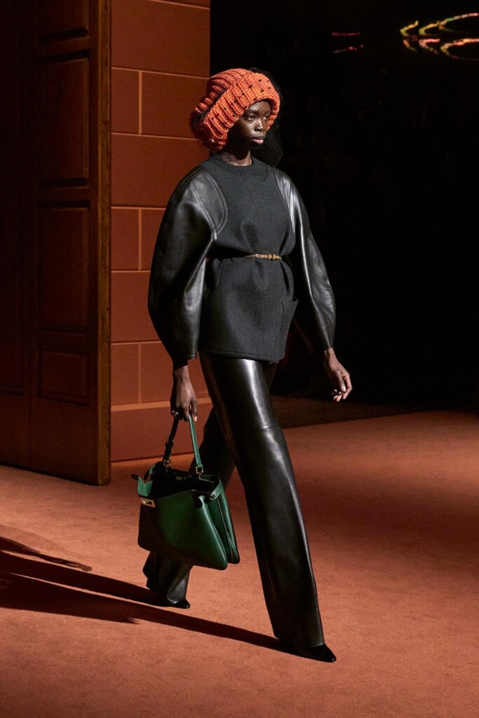 fendi donna nuova collezione sfilata milano moda donna per celebrare i 100 anni della maison italiana autunno inverno